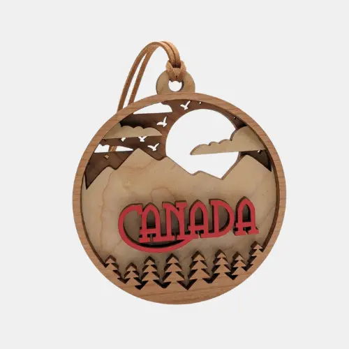 Foxwood Gifts - Ornement en bois 3D Canada - Montagnes souvenirs superposées Ornement de montagne en érable 3D superposé par Foxwood Gifts accroché à une cravate en faux cuir