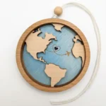 Globe de voyage en bois d’érable gravé et ornement d’avion par Foxwood Gifts suspendus à la ficelle