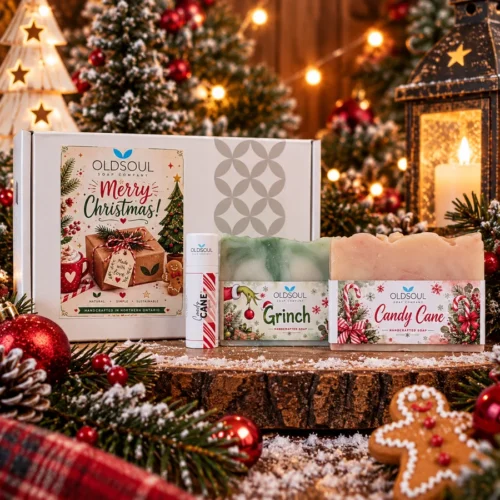 PetitCoffretNoelOldSoul Petit coffret de la collection de Noël Old Soul Soap Company avec 2 savons de Noël artisanaux et un baume à lèvres à la canne de bonbon