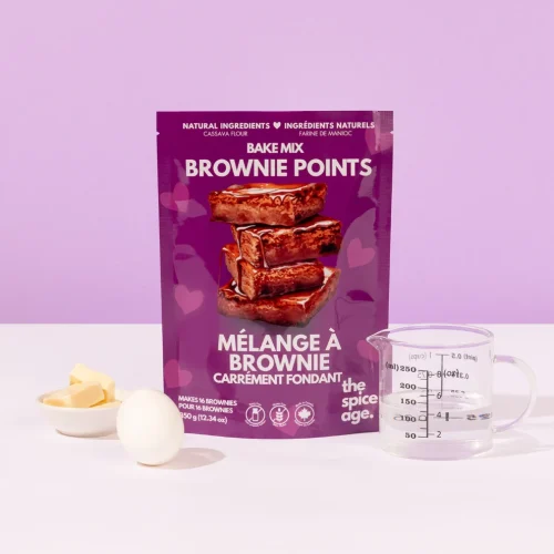 Le brownie sans gluten Spice Age Le sachet du mélange Spice Age Fudgy Brownie posé sur un plan de travail de cuisine