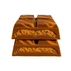 Gros plan sur une barre chocolatée Astro Snacks Bisco Dubai cassée, montrant la garniture crémeuse au beurre de biscuit et au kataifi sur un fond blanc pur.