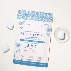 Tablettes de détergent à lessive TANIT dans un sac compostable, sur fond blanc uni