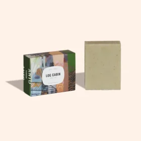 Savon exfoliant Anto Yukon Log Cabin dans un emballage en papier artistique, sur fond blanc uni
