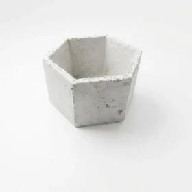 Jardinière hexagonale romaine en béton coulé à la main avec finition à la cire d'abeille naturelle sur fond blanc