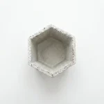 Vue du dessus d'un pot de fleurs hexagonal en béton