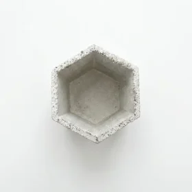 Vue du dessus d'un pot de fleurs hexagonal en béton