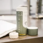 Tube vapeur de douche Natura Soylights Sweet Mint Lime sur le plan de travail de la salle de bain